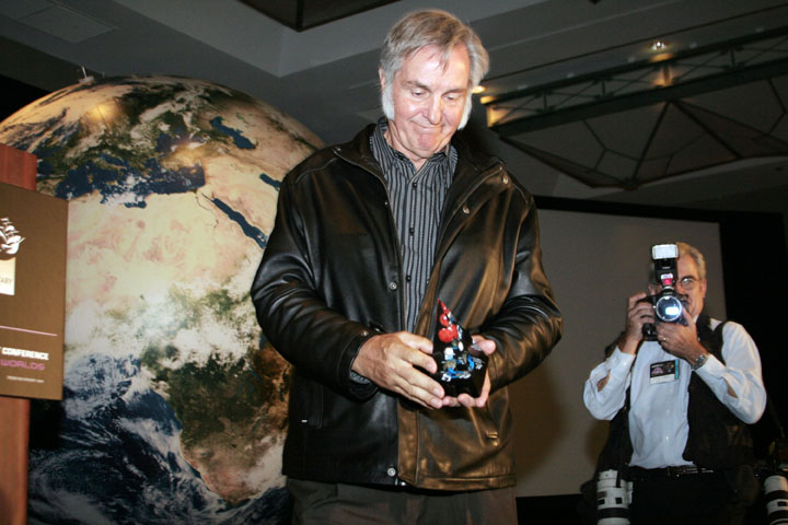 2006 ISDC Burt Rutan with award