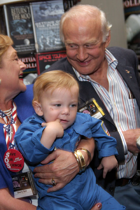 Buzz Aldrin and toddler at 2006 International Space Development Conference