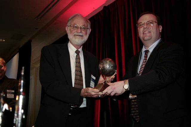 Dr. Kenneth J. Cox accepts the Space Pioneer Award from Kirby Ikin, Chairman of the NSS Board of Directors, at the International Space Development Conference  