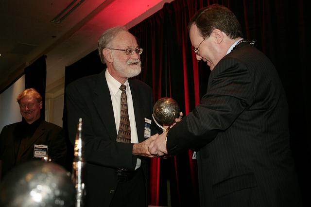 2007 isdc kenneth cox accepts space pioneer award 1
