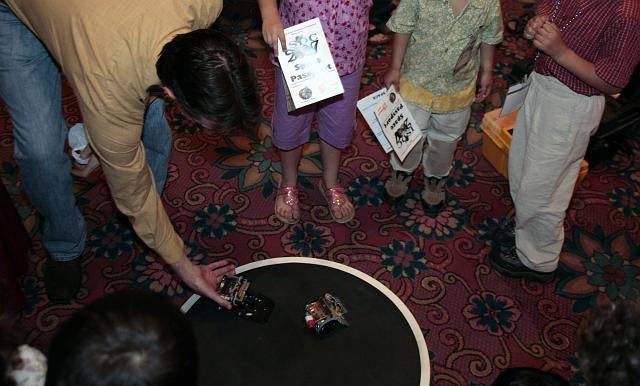 2007 isdc kids playing with robots 41
