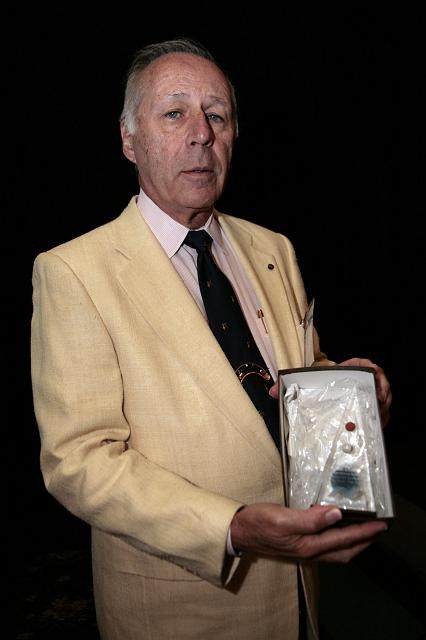 2007 isdc sf author ben bova with award