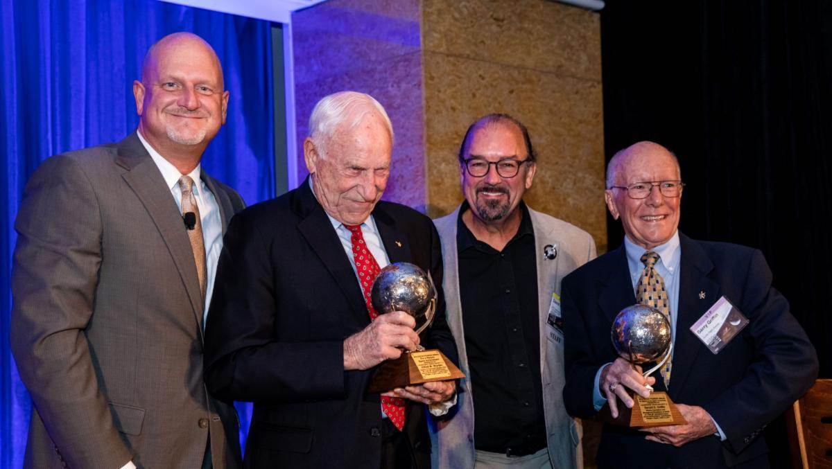 Al Worden gets Space Pioneer Award at ISDC