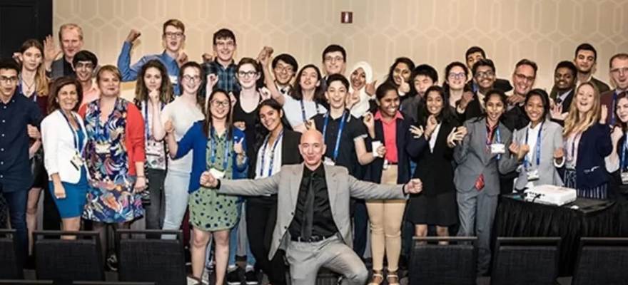 2018 ISDC jeff bezos with students cropped photo