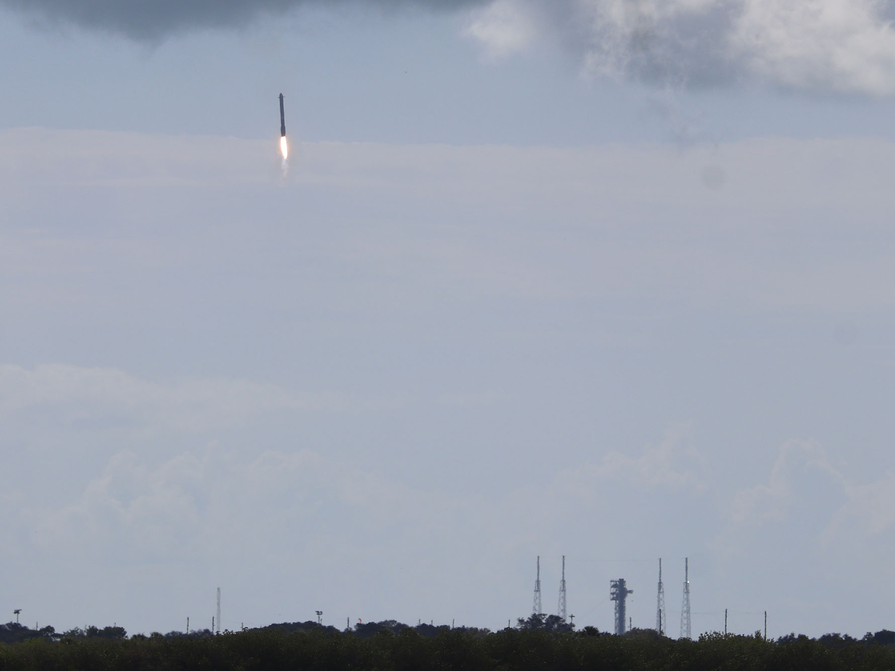 side booster returning to LZ 40